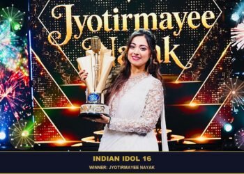 Jyotirmayee Nayak holding the Indian Idol 16 winner trophy