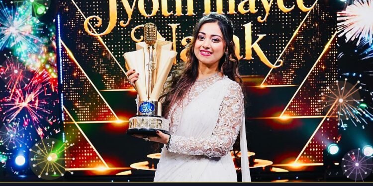 Jyotirmayee Nayak holding the Indian Idol 16 winner trophy